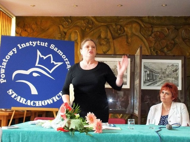 Profesor Krystyna Pawłowicz podczas spotkania w Starachowickiej Spółdzielni Mieszkaniowej