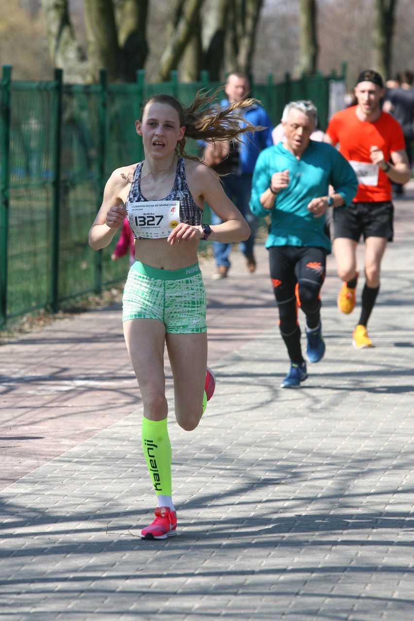 Biegli w niedzielę nad Zalewem Zemborzyckiem. To ostatni bieg z cyklu "Cztery Dychy do Maratonu" [DUŻO ZDJĘĆ]