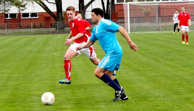 Skaryszewianka Skaryszew pokonała 1:0 Zorzę Kowala. Na zdjęciu fragment meczu o piłkę walczą Dawid Pawelec (w czerwonym stroju) z Zorzy i Michał Aleksandruk ze Sakryszewianki