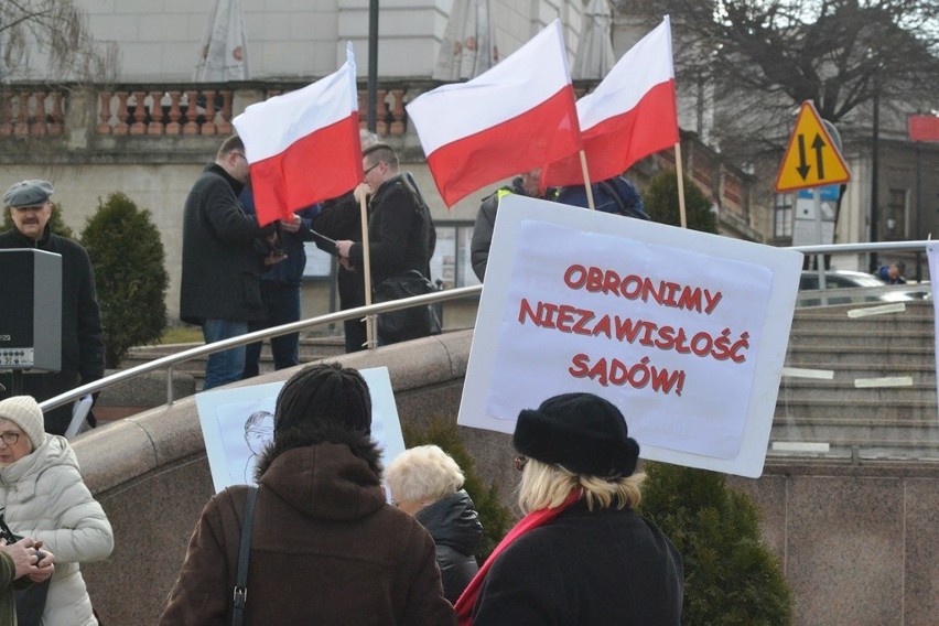Strajk Obywatelski w Bielsku-Białej: garstka na placu Chrobrego