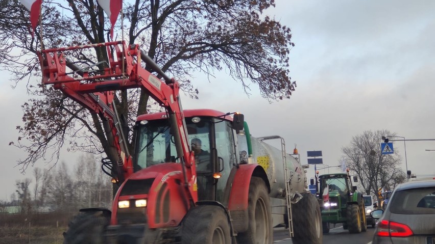Protest rolników w Strykowie. Traktory zablokowały rondo. Agrounia znów wyjechała na drogi!
