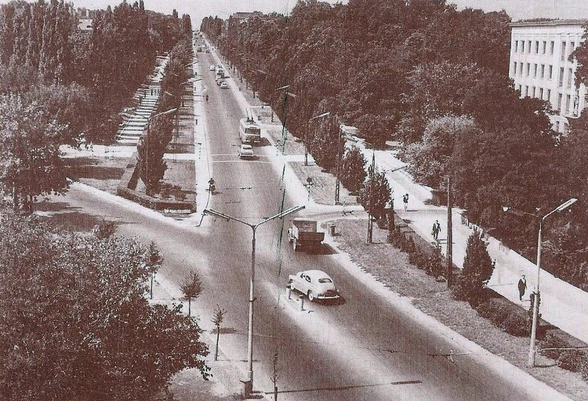 1958, Al. Racławickie i boczna Radziszewskiego. Budynek po...