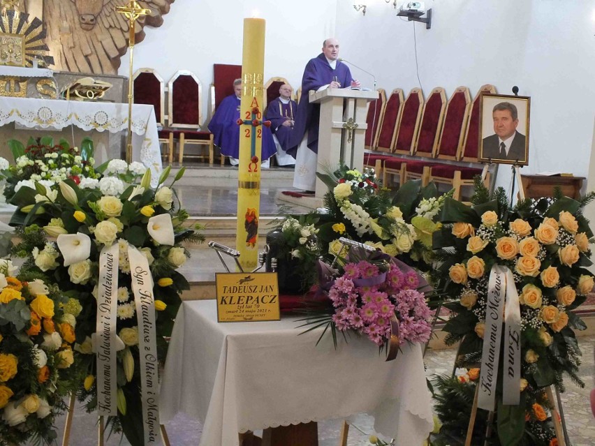 W Lubieni odbył się pogrzeb Tadeusza Klepacza, byłego wiceprezydenta Starachowic, szefa różnych instytucji, znanego działacza [ZDJĘCIA]