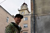 Mariusz Brodowski czyli znany sądecki artysta Mgr Mors maluje murale w Gorlicach