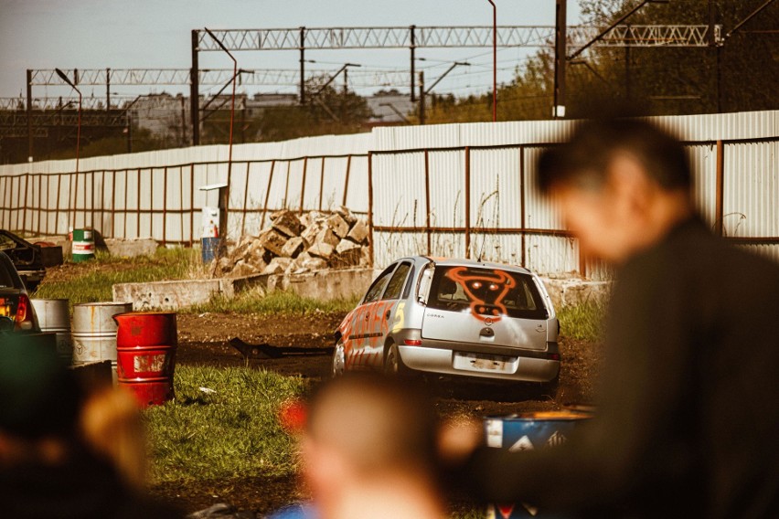 Wrak Race w Białymstoku. Ścigali się starymi samochodami  i pomagali. Zobacz zdjęcia z niedzielnej akcji 