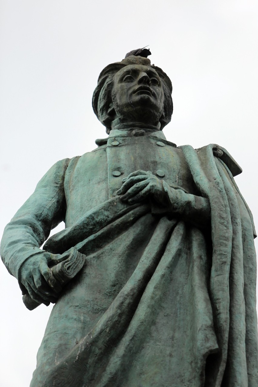 Pomnik Mickiewicza według pomysłu rzeźbiarza Teodora Rygiera...
