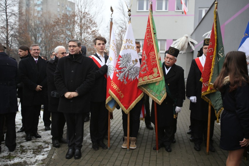 Obchody 37. rocznicy strajku i pacyfikacji kopalni „Wujek". Odsłonięto pamiątkową tablicę Dziewięciu Górników w SP nr 5 w Katowicach WIDEO 