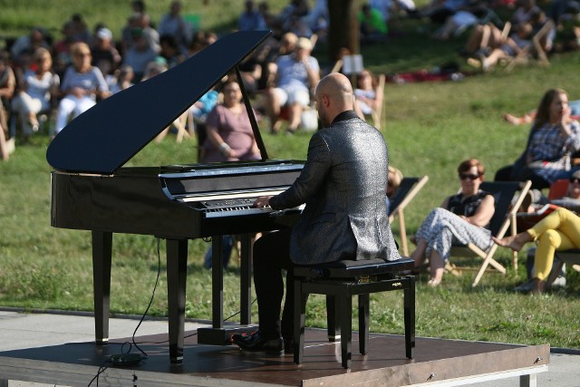 Muzycy grają "w plenerze" regularnie. Pikniki chopinowskie na błoniach przed filharmonią gromadziły w wakacje liczną publiczność.