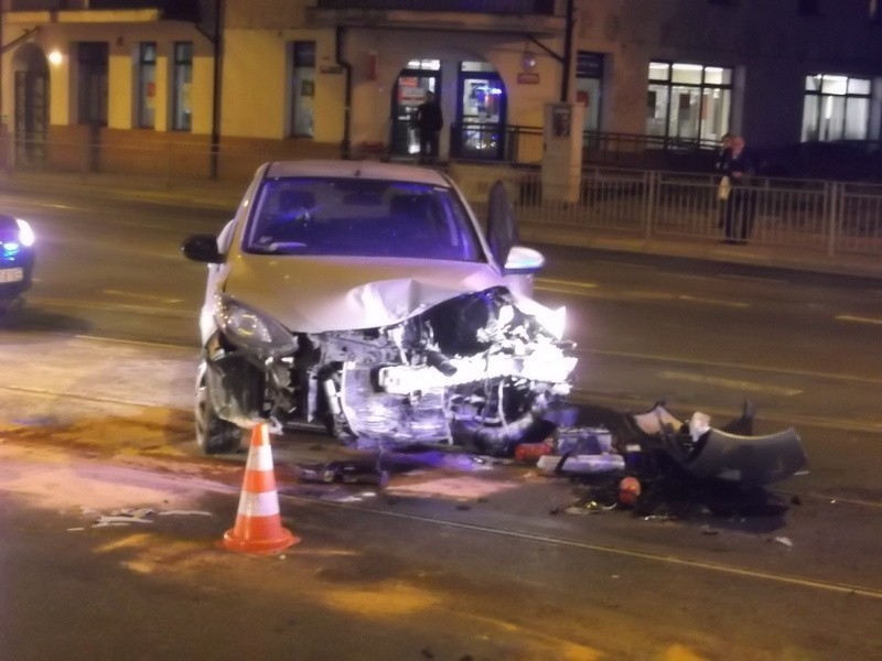 Wrocław: Wypadek na Kościuszki. Auta na torowisku tramwajowym (ZDJĘCIA)