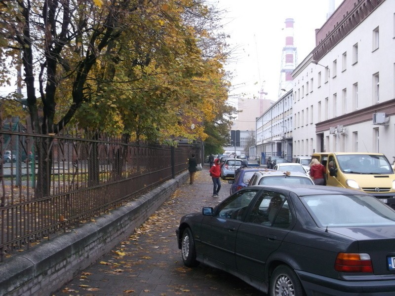 Wrocław: Parkujące auta blokują dojście do szkoły. Rodzice i dzieci nie mają jak przejść