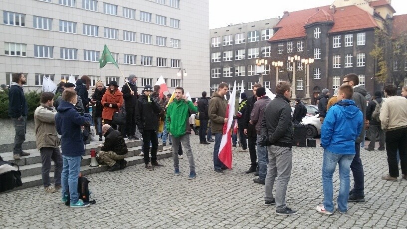 Manifestacja prawicy w Katowicach: "Stop manipulacjom...