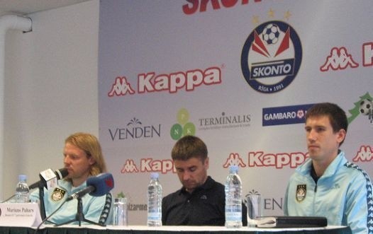 Od lewej siedzą: Juris Laizans, Marians Pahars (trener) oraz Vitalijs Smirnovs