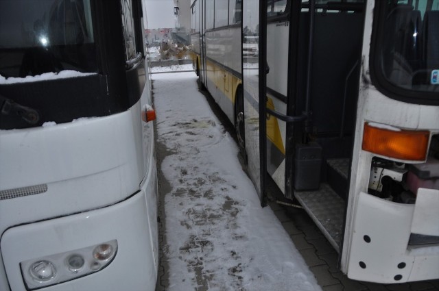 28-letni mieszkaniec powiatu piskiego miał spuszczać paliwo z aut zaparkowanych w mieście i oraz posesji w Turośli