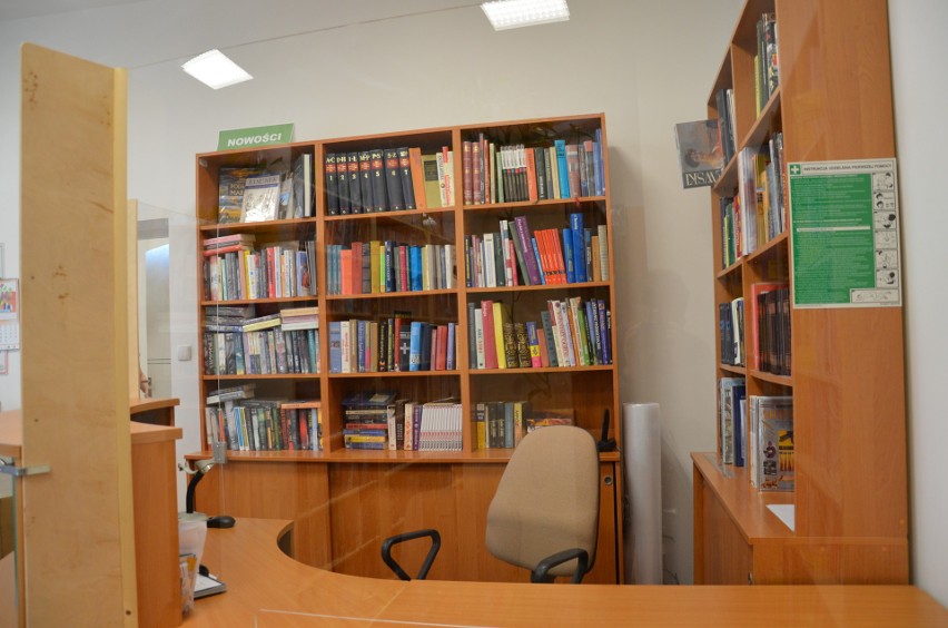 Pomimo wznowienia działalności bibliotek w całym kraju, filia w Woli Batorskiej wciąż pozostaje zamknięta. Z pomocą przychodzą strażacy