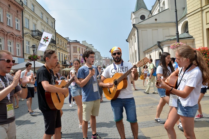 Światowe Dni Młodzieży w Lublinie. Pielgrzymi tańczyli i śpiewali przed ratuszem (ZDJĘCIA)