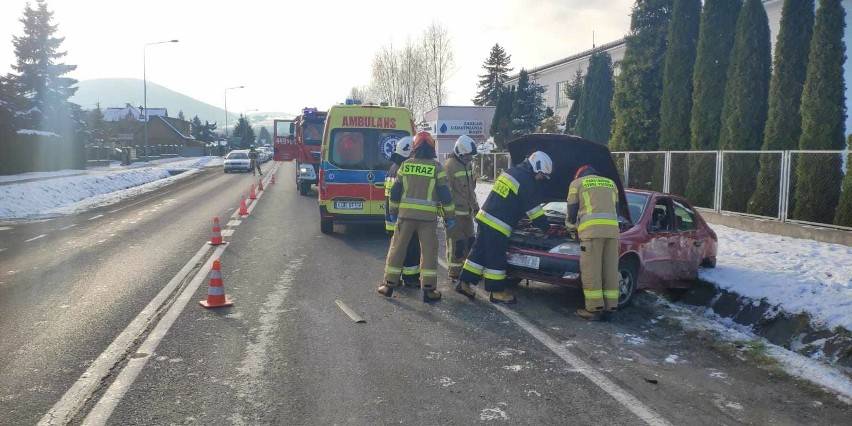 Wypadek na DK 28 w Ropicy Polskiej. Pięć osób poszkodowanych, droga krajowa całkowicie nieprzejezdna
