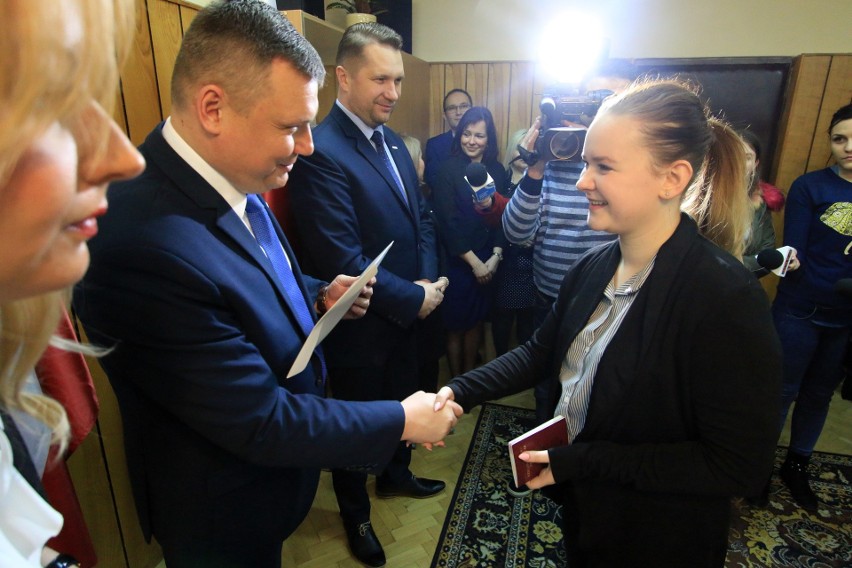 Lublin: Młodzi ludzie odebrali paszporty i dostali niepodległościowe pakiety (ZDJĘCIA)