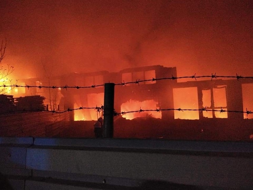 Do pożaru hali w Zwoleniu doszło w środę około godziny...