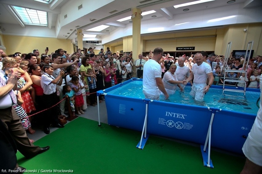 Wrocław: Świadkowie Jehowy wzięli chrzest. W Hali Ludowej ponad 6 tys. uczestników (FOTO)