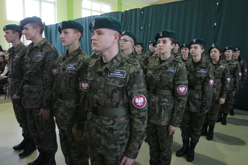 W Dynowie ślubowali uczniowie klasy wojskowej. Otwarto też nowoczesną strzelnicę [FOTO, WIDEO]