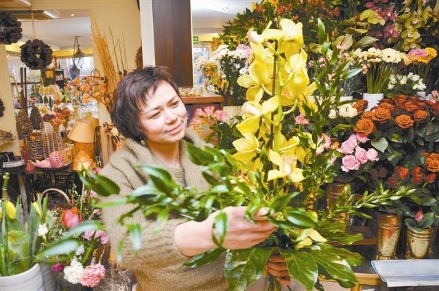 Ewa Bartosiak z Zielonej Gęsi skończyła kurs florystyczny i dziś pracuje w kwiaciarni.