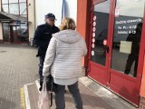 Policjanci na halach targowych w Słupsku ostrzegają przed oszustami