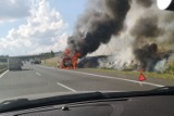 Pożar osobowego BMW na S7 w Kajetanowie. Autem podróżowały dwie osoby, są utrudnienia na trasie