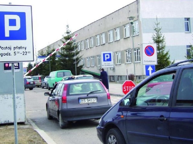 Jutro dyrekcja szpitala spotka się z przedstawicielem firmy, która montuje urządzenia niezbędne do utworzenia parkingu bezobsługowego. Nie wykluczone, że &#8222;budka&#8221; zniknie już w kwietniu.