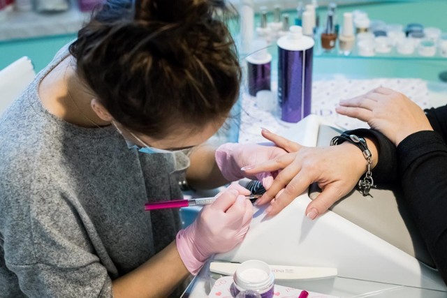 Half-moon to paznokcie jak półksiężyce. To jeden z najmodniejszych trendów manicure na wiosnę 2022.Half-moon nails wyglądają efektownie, są odważne, wyjątkowo energetyczne i wyraziste. Efekt, jaki dają half-moon nails to jeden z najmodniejszych trendów na wiosnę 2022. Paznokcie w stylu half-moon nails idealnie sprawdzą się na co dzień, ale także na na wieczorne wyjście czy na nadchodzące święta wielkanocne.Half-moon nails, czyli półksiężycowe paznokcie idealnie pasują do długiej płytki, ale świetnie wyglądają też na krótkich paznokciach. Na punkcie Half-moon nails wprost oszalały kobiety na całym świecie. Klasyczna wersja manicure półksiężycowego to płytka pokryta w całości ciemnym, zazwyczaj czerwonym lakierem, na którym pozostawia się niepomalowany półksiężyc w miejscu łożyska paznokcia. Jednak paznokcie na wiosnę 2022 to także bardziej oryginalne wersje tego trendu. Half-moon nails może być bardziej skomplikowany i dowolnie modyfikowany. Można na przykład zostawić niepomalowane końcówki paznokci!Jak wyglądają paznokcie jak półksiężyce, czyli hallf-moon nails? Ten trend podbija serca kobiet. Szukasz pomysłu na modne paznokcie? Na kolejnych slajdach naszej galerii znajdziesz inspirację na najmodniejszy manicure Half-moon nails - to hit na wiosnę 2022. Zobacz >>>>>