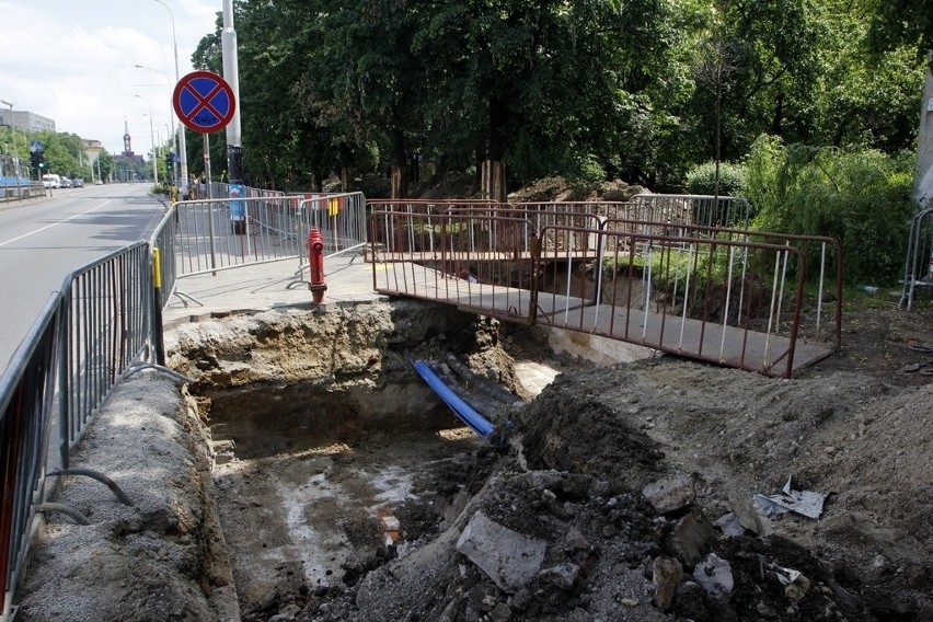 Wrocław: Na Grabiszyńskiej tylko jeden pas ruchu, bo wymieniają sieć ciepłowniczą (ZDJĘCIA)