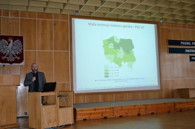 Paweł B. Dąbek z Uniwersytetu Przyrodniczego we Wrocławiu wyjaśnił znaczenie małej retencji