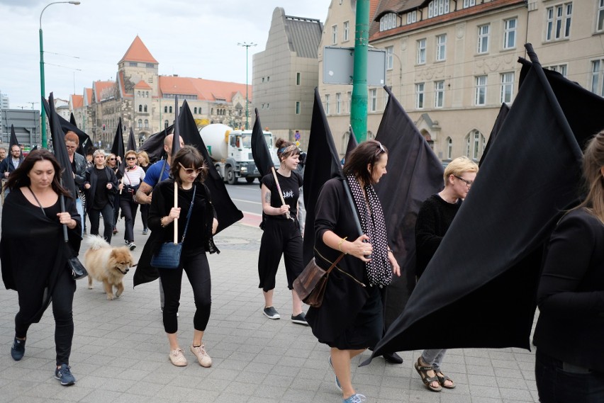 Kilkadziesiąt osób przemaszerowało ulicami Poznania, by...