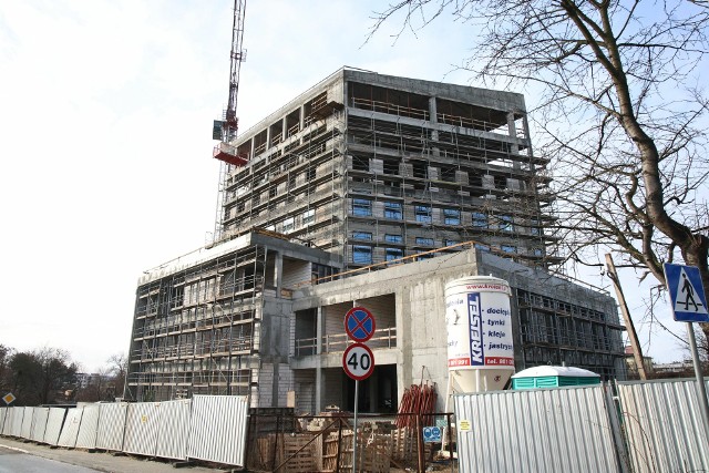Już od roku budowana jest nowa siedziba Narodowego Funduszu Zdrowia w Kielcach. Budynek jest w pełnej wysokości, ma 7 kondygnacji naziemnych.Zobacz więcej zdjęć >>>