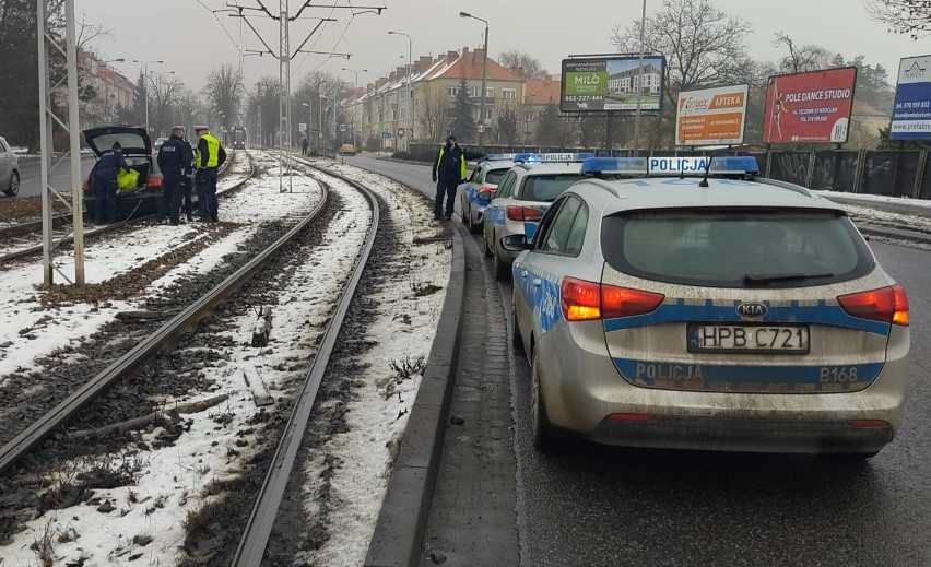 Wypadek przy ulicy Ślężnej we Wrocławiu. Kierowca i...