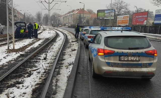 Wypadek przy ulicy Ślężnej we Wrocławiu. Kierowca i pasażerowie skuci kajdankami