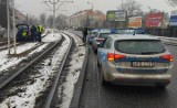 Wypadek we Wrocławiu, audi na torowisku. A w środku woreczki z zielonym suszem [ZDJĘCIA]