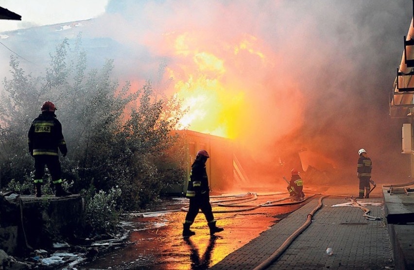 40 zastępów straży pożarnej i 200 ratowników przez ponad 15...