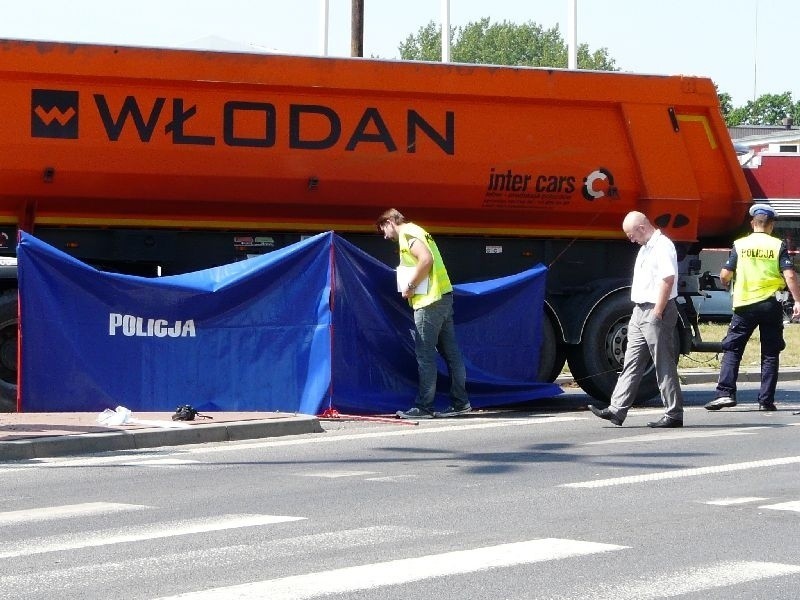 Wypadek na ulicy Łaskiej. Śmierć pod kołami ciężarówki [ZDJĘCIA]