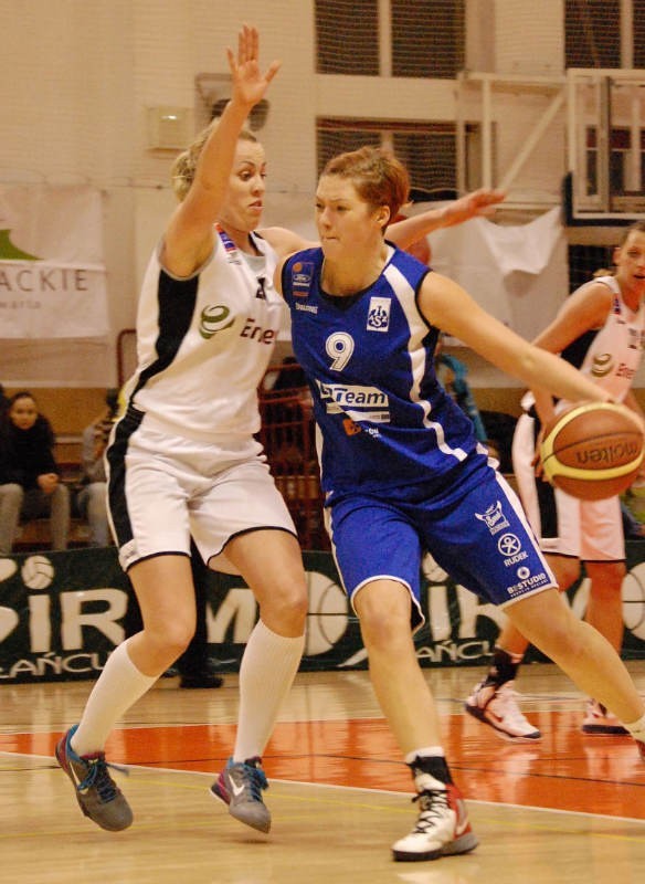 Paulina Misiek (na biało) kiedyś broniła barw AZS-u Rzeszów teraz grała przeciwko niemu. Obok Magdalena Bibrzycka.