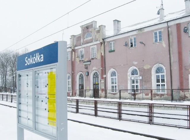Taki obraz dworca widzą wszyscy podróżni, którzy wysiadają z pociągu na peronie w Sokółce