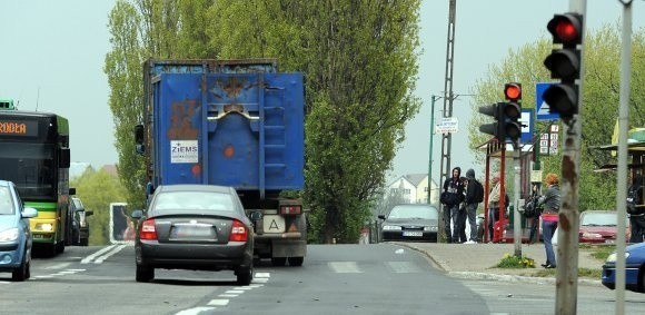 Kierowcy aut, które znajdują się na skrzyżowaniu powinni byli zatrzymać się przed pierwszym czerwonym światłem. Przejechali na obu.