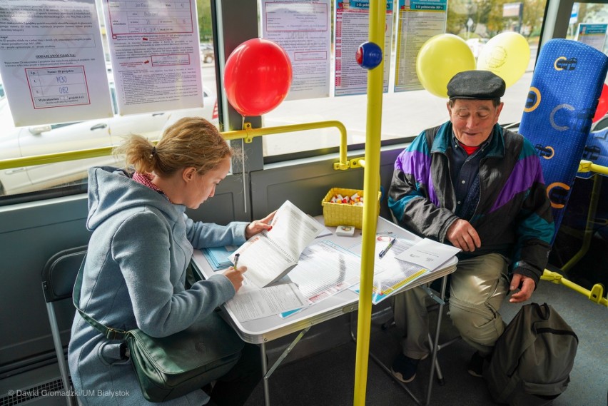 Do godz. 18 można oddać głos w autobusie stojącym w centrum...