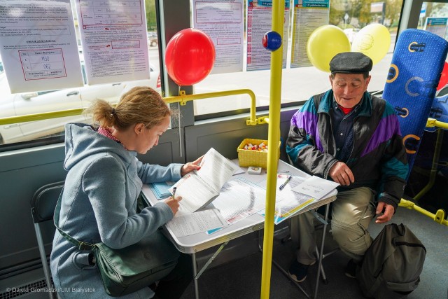 Do godz. 18 można oddać głos w autobusie stojącym w centrum przesiadkowym przy al. Piłsudskiego.