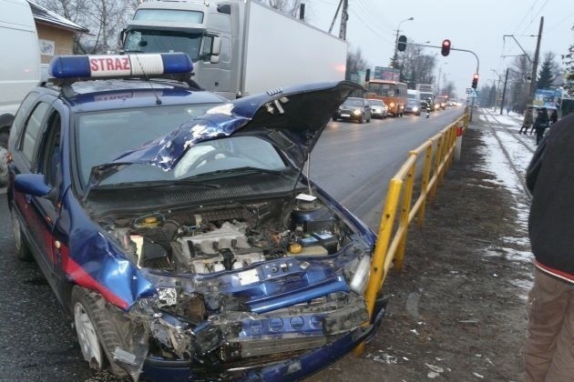 Strażacki fiat, którym jechał do pożaru dowódca zmiany, rozbił się kilkaset metrów od celu podróży