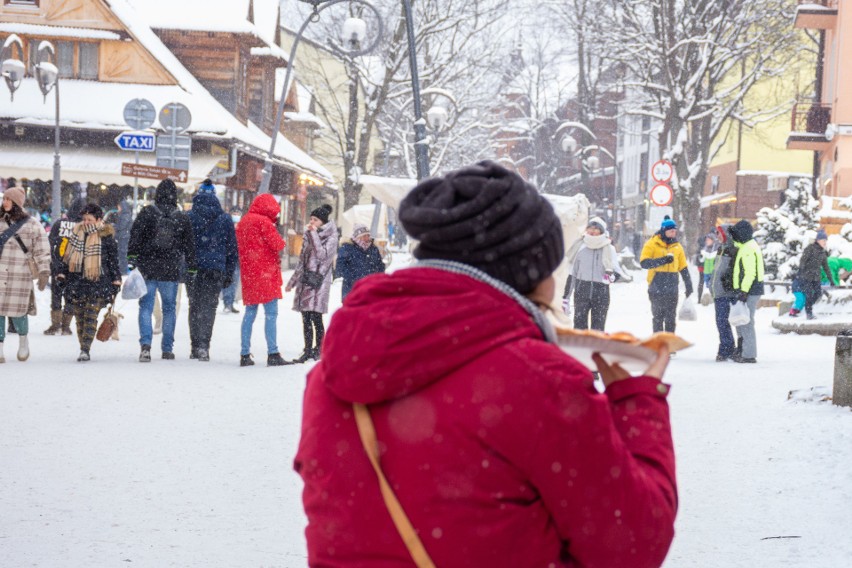 Skoki w Zakopanem. Restauracje oblężone, ale turyści muszą jeść na stojąco