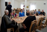 Policjanci Szydłowca ostrzegają seniorów: uważajcie na oszustów i radzą, jak nie dać się okraść