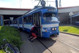 Kraków. Pasażerowie musieli przepychać tramwaj aby jechać dalej [ZDJĘCIA]