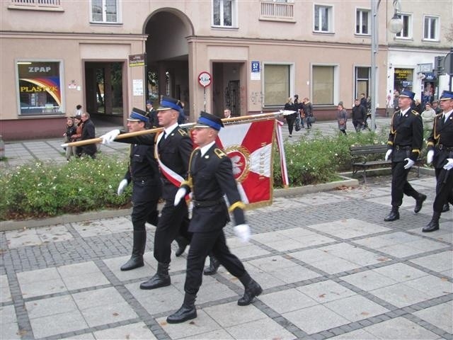 Defilada i ślubowanie strażaków w Częstochowie. Towarzyszyły...