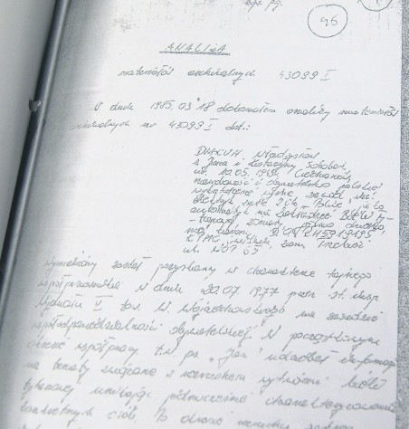 Pracownik SB Waldemar K. &#8211; na podstawie materiałów archiwalnych, których nie ma &#8211; w marcu 1985 r. sporządził notatkę, z której miało wynikać, że w 1977 roku lustrowany został pozyskany jako współpracownik.