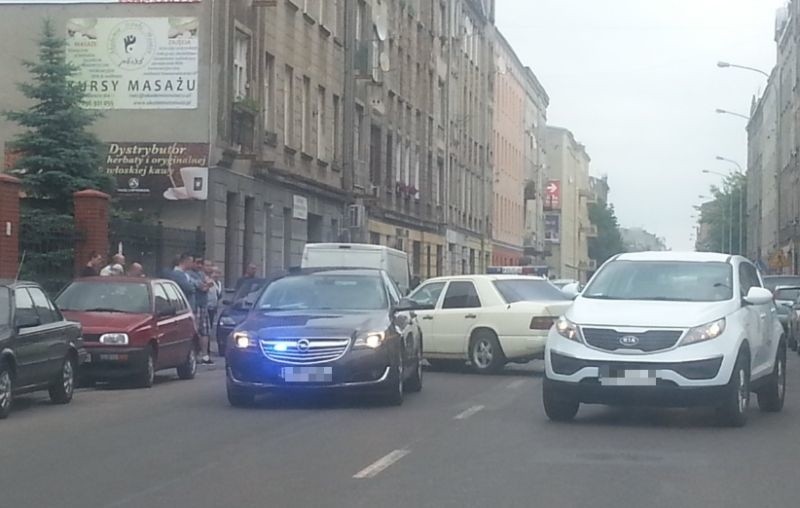 Wypadek na ul. Radwańskiej. Mercedes wjechał w motocyklistę [zdjęcia]